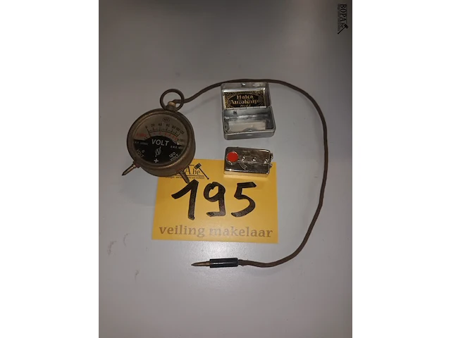 Lot 195 - voltmeter en haka autoknips - afbeelding 1 van  4