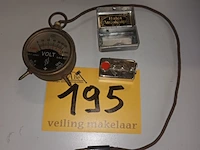 Lot 195 - voltmeter en haka autoknips - afbeelding 1 van  4