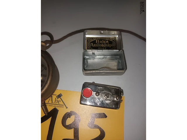 Lot 195 - voltmeter en haka autoknips - afbeelding 2 van  4