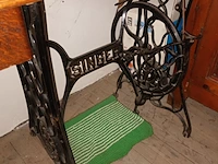 Lot 196 - antieke naaimachine singer - afbeelding 2 van  6