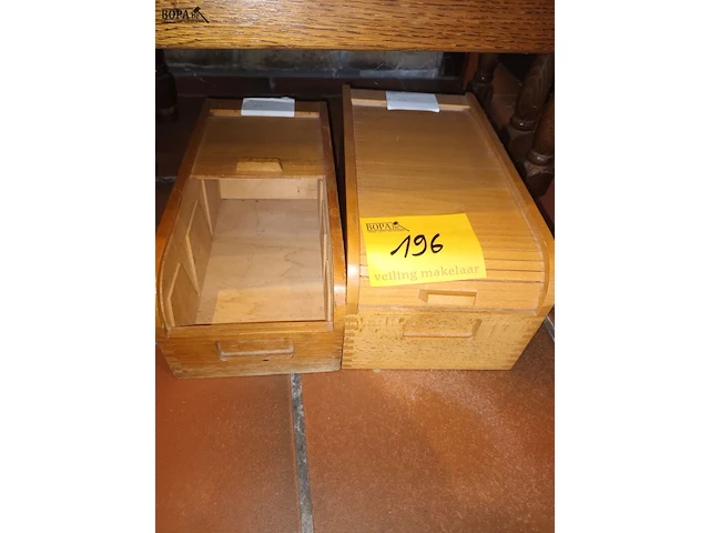 Lot 196 - houten fichebak met rolluik. 2 stuks - afbeelding 1 van  3