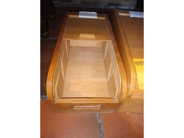 Lot 196 - houten fichebak met rolluik. 2 stuks - afbeelding 2 van  3
