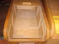 Lot 196 - houten fichebak met rolluik. 2 stuks - afbeelding 2 van  3