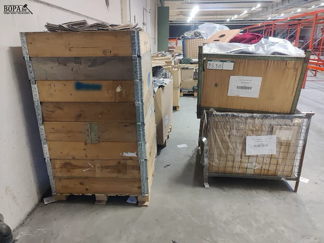 Lot 196 - stapelbakken met samples - afbeelding 1 van  5