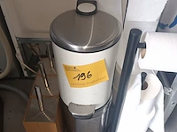 Lot 196 - toilet accessoires. 8 stuks - afbeelding 1 van  3