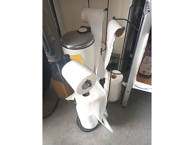 Lot 196 - toilet accessoires. 8 stuks - afbeelding 2 van  3
