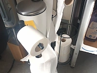 Lot 196 - toilet accessoires. 8 stuks - afbeelding 2 van  3