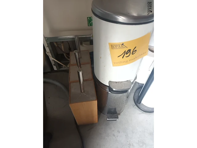 Lot 196 - toilet accessoires. 8 stuks - afbeelding 3 van  3