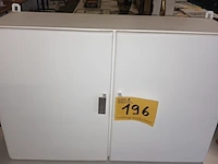 Lot 196 - wit muurkastje - afbeelding 1 van  3