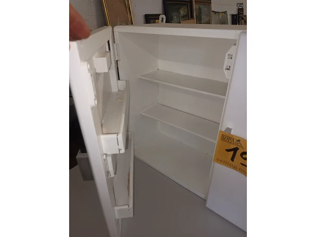 Lot 196 - wit muurkastje - afbeelding 2 van  3