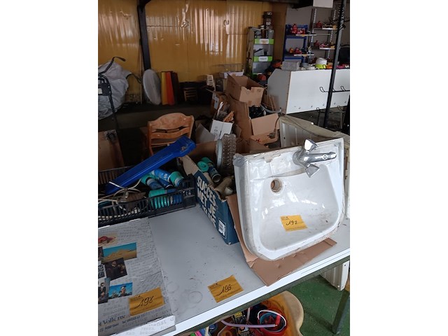 Lot 197 - badkamer lavabo en hulpstukken - afbeelding 1 van  4
