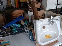 Lot 197 - badkamer lavabo en hulpstukken - afbeelding 1 van  4