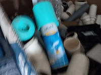 Lot 197 - badkamer lavabo en hulpstukken - afbeelding 2 van  4