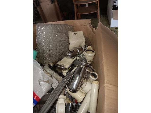 Lot 197 - badkamer lavabo en hulpstukken - afbeelding 4 van  4