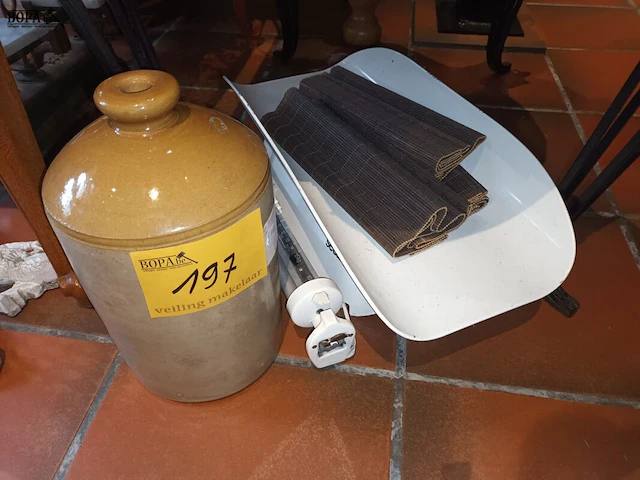 Lot 197 - kruik, weegschaal en onderleggers - afbeelding 1 van  4