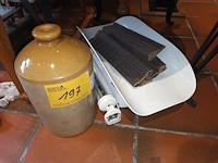 Lot 197 - kruik, weegschaal en onderleggers - afbeelding 1 van  4