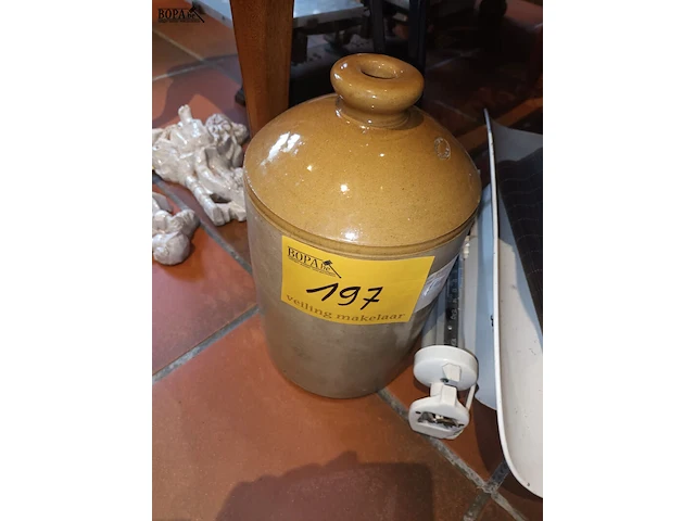 Lot 197 - kruik, weegschaal en onderleggers - afbeelding 2 van  4