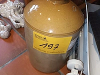 Lot 197 - kruik, weegschaal en onderleggers - afbeelding 2 van  4