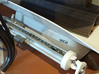 Lot 197 - kruik, weegschaal en onderleggers - afbeelding 4 van  4