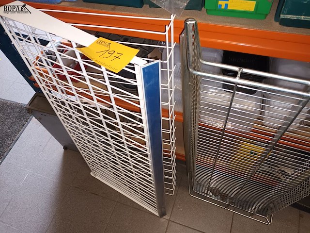 Lot 197 - lot onderdelen voor winkelrekken - afbeelding 1 van  3
