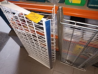 Lot 197 - lot onderdelen voor winkelrekken - afbeelding 1 van  3