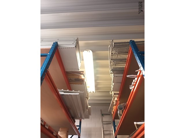 Lot 197 - lot onderdelen voor winkelrekken - afbeelding 2 van  3