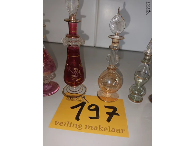 Lot 197 - parfumflesjes. 7 stuks - afbeelding 2 van  5