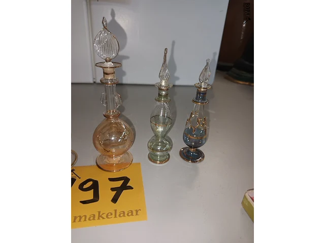 Lot 197 - parfumflesjes. 7 stuks - afbeelding 3 van  5