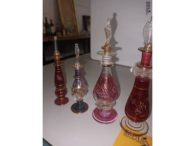 Lot 197 - parfumflesjes. 7 stuks - afbeelding 4 van  5