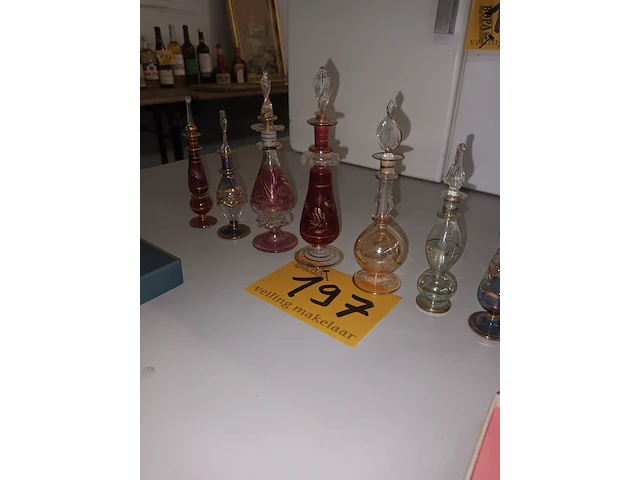 Lot 197 - parfumflesjes. 7 stuks - afbeelding 5 van  5