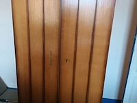 Lot 197 - vintage houten kleerkast - afbeelding 1 van  4