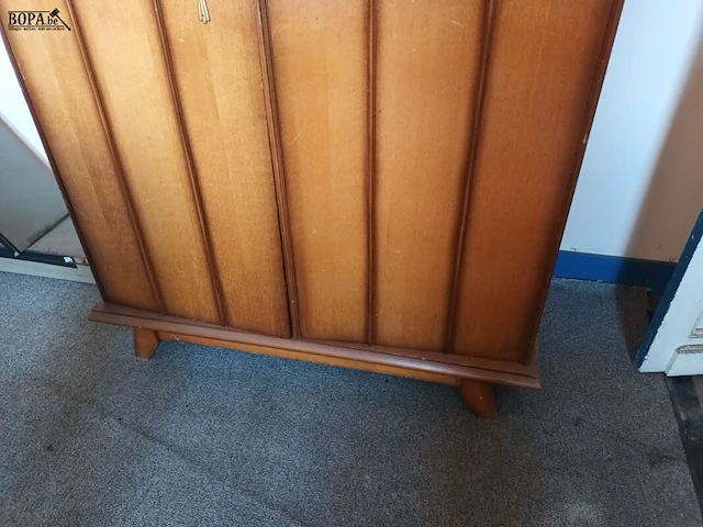 Lot 197 - vintage houten kleerkast - afbeelding 2 van  4