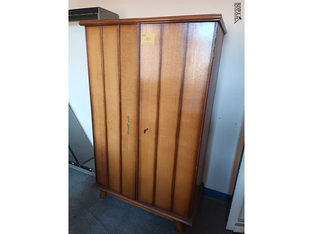 Lot 197 - vintage houten kleerkast - afbeelding 3 van  4