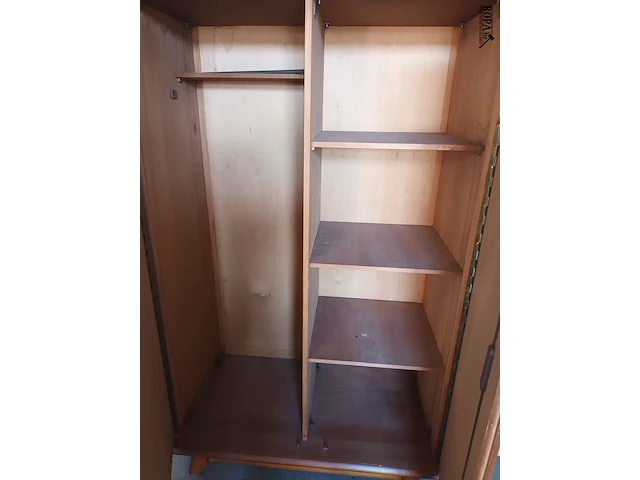 Lot 197 - vintage houten kleerkast - afbeelding 4 van  4