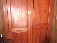 Lot 198 - antieke kleerkast - afbeelding 1 van  4