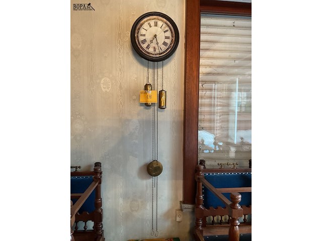 Lot 198 - hangklok met gewichten en ketting - afbeelding 1 van  6