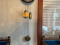Lot 198 - hangklok met gewichten en ketting - afbeelding 1 van  6