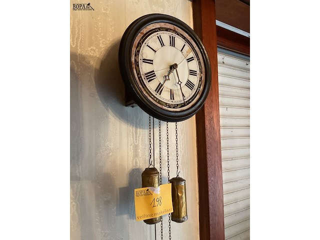 Lot 198 - hangklok met gewichten en ketting - afbeelding 2 van  6