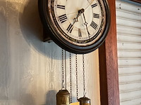 Lot 198 - hangklok met gewichten en ketting - afbeelding 2 van  6