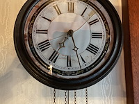 Lot 198 - hangklok met gewichten en ketting - afbeelding 3 van  6