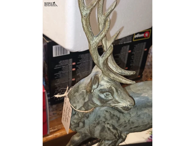 Lot 198 - hert op marmer - afbeelding 2 van  4