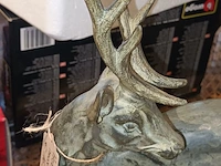 Lot 198 - hert op marmer - afbeelding 2 van  4