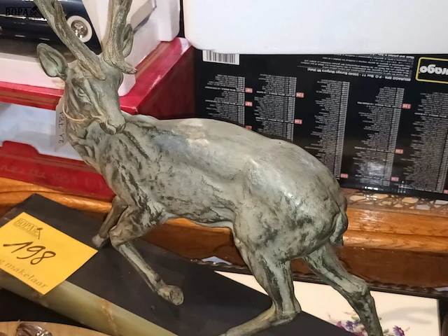 Lot 198 - hert op marmer - afbeelding 4 van  4