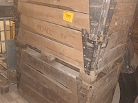 Lot 199 - houten palletbak picanol. 2 stuks - afbeelding 1 van  4