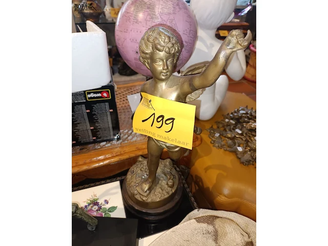 Lot 199 - koperen putti aug. moreau - afbeelding 1 van  4