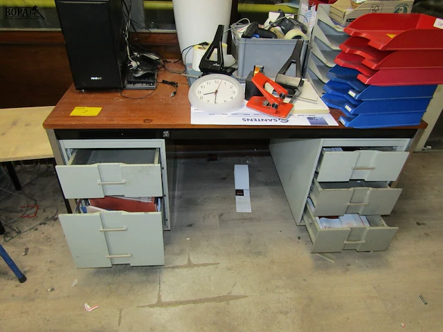Lot 2 - bureau met lades - afbeelding 1 van  1