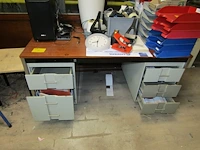 Lot 2 - bureau met lades
