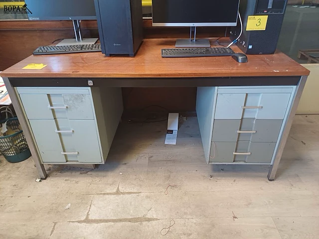 Lot 2 - bureau met lades - afbeelding 1 van  5