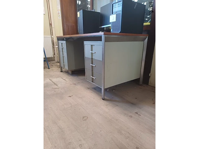 Lot 2 - bureau met lades - afbeelding 2 van  5