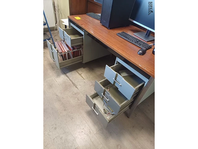 Lot 2 - bureau met lades - afbeelding 3 van  5
